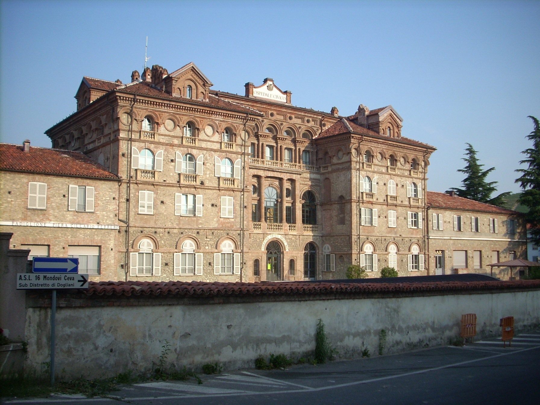 Ospedale%20Civico%2C%20Dogliani%2C%20Italy%20-%2002.JPG